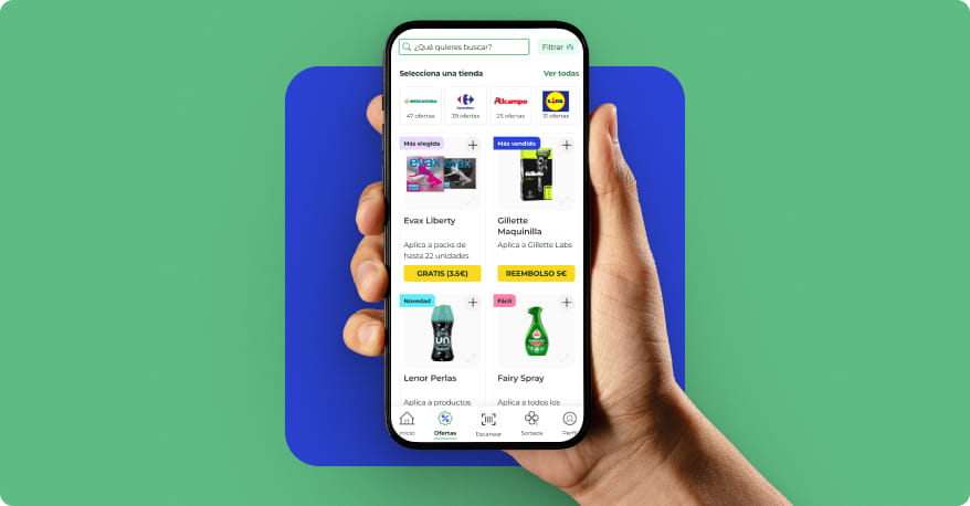 Mano sosteniendo un teléfono móvil con la pantalla de la app La Cuponera, mostrando ofertas de productos como Gillette, Fairy y Lenor sobre un fondo verde con un bloque azul detrás.